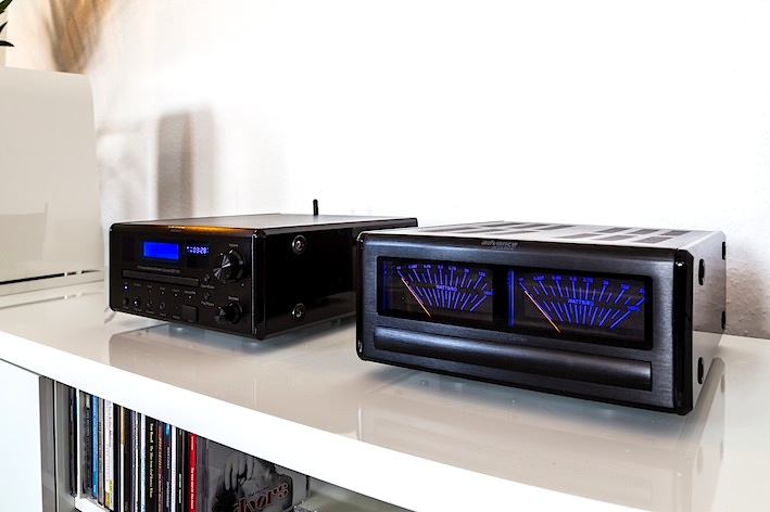 Aufgrund identischer Gehäuseabmessungen lassen sich die beiden kompakte Advance Acoustic Bausteine präsentativ nebeneinander platzieren.
