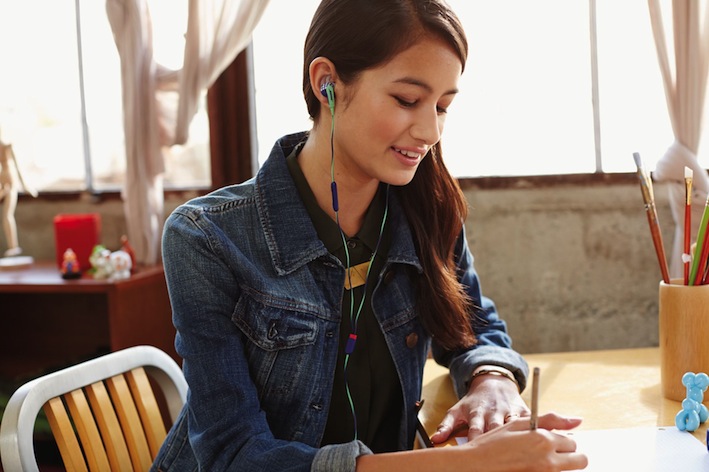 Die FreeStyle Earbuds sind in Indigo- und Eisblau erhältlich. Die Bose StayHear Ohreinsätze in drei Größen passen sich angenehm der Ohrform an und sorgen für einen stabilen und individuellen Halt.
