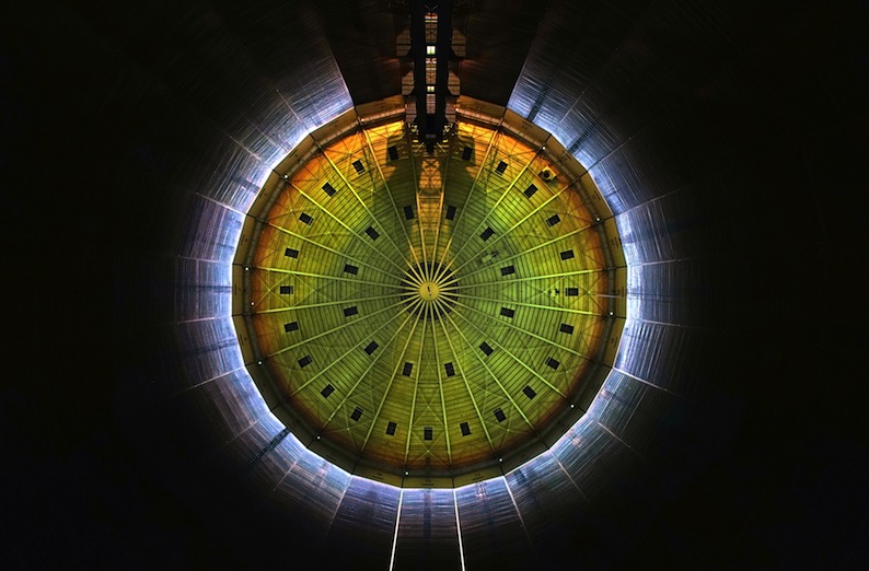 Mit einer bespielten Fläche von 20.000 Quadratmetern ist „320° Licht“ eine der größten und technisch anspruchsvollsten Innenraumprojektionen weltweit. Realisiert wird „320^° Licht“ mit 21 Epson Installationsprojektoren (Bild: Wolfgang Bolz).
