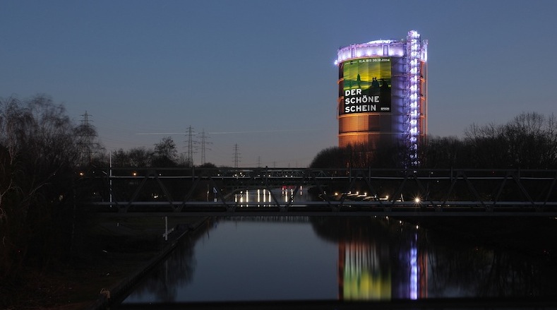 Auf Christo folgt Urbanscreen. Die Ausstellung „Der schöne Schein“ findet vom 11. April bis zum 30. Dezember 2014 im Gasometer Oberhausen statt. Die Installation „320° Licht“ von Urbanscreen ist künstlerischer Höhepunkt der Ausstellung (Bild: Sven Siebenmorgen).