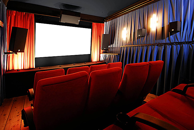 Üblicherweise befinden sich Lautsprecher im Heimkino vor der Leinwand. Dadurch strahlen Center und Fronts aus unterschiedlicher Höhe ab, was meist den Klangeindruck etwas schmälert. Darüber hinaus wird die maximale Bildbreite begrenzt, weil sich links und rechts die Frontlautsprecher befinden. Foto: Michael B. Rehders