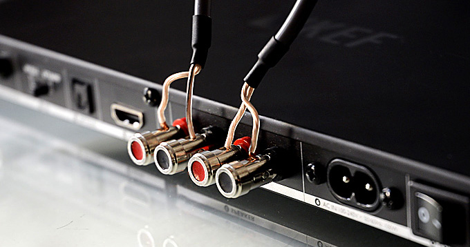 Die mitgelieferten Lautsprecherkabel werden in die Lautsprecherklemmen gesteckt, die sich auf der Rückseite des Digitalverstärkers befinden. Die Kabel sind lang genug bemessen, um die Lautsprecher neben dem TV-Gerät bequem anzuschließen. Foto: Michael B. Rehders