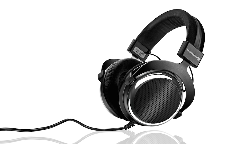 Der T 90 Jubilee, eine auf 1000 Exemplare limitierte Edition des Premium-Modells T 90, trägt das Jubiläum nicht nur im Namen – er ist das Ergebnis jahrzehntelanger Erfahrung in der Audio-Entwicklung und handwerklicher Fertigung am Firmensitz in Deutschland.