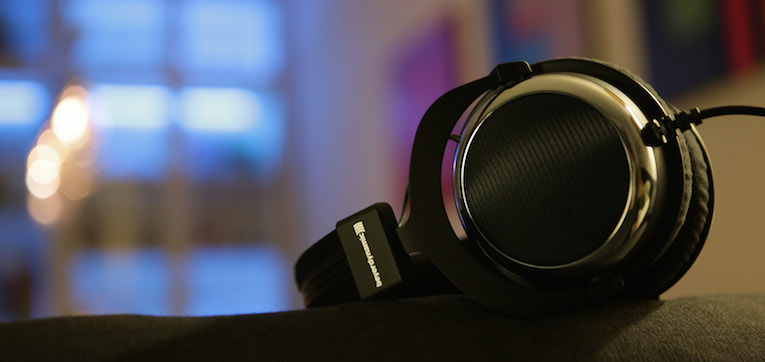 Der „Jubilee“ arbeitet mit derselben exklusiven Tesla-Technologie, die schon dem Serienmodell zu einhelligem Expertenlob verhalf: „Ein großer Wurf“, sei beyerdynamic damit gelungen, urteilte die Presse. Der T 90 beeindrucke mit seiner „ungemein reizvollen Kombination aus Präzision, Spielfreude, Souveränität und luftiger Lässigkeit“.
