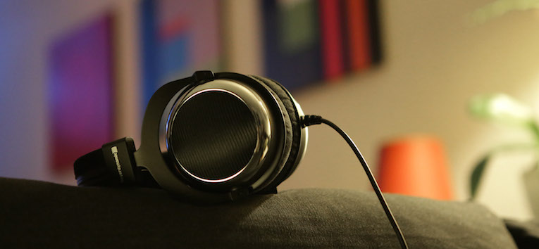 Jubiläums-Edition des Tesla-Kopfhörers T 90 von beyerdynamic: mit offener Bauweise und Bonus-CD zu grenzenlosem Hörgenuss.