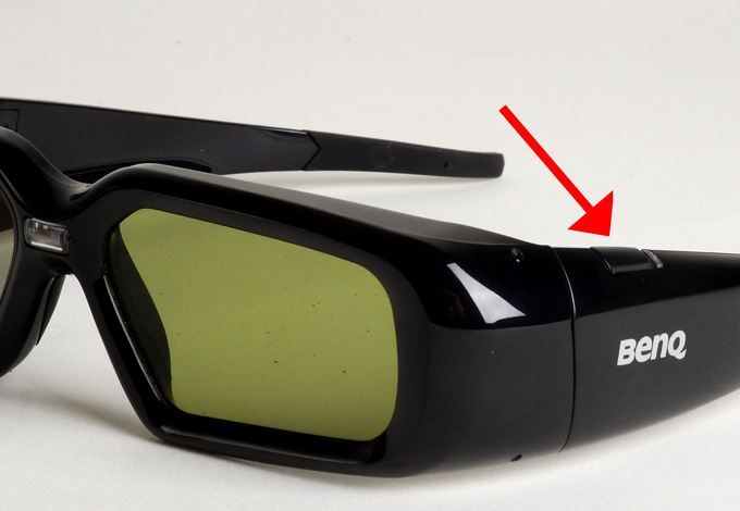 Expertentipp: Sollten 3D-Filme mal die gewohnte Räumlichkeit vermissen lassen, reicht ein Druck auf den „Synchro“-Knopf aus, damit die Shutterbrille sich neu mit dem Projektor synchronisiert. Das Ergebnis ist ein perfektes und räumliches 3D-Bild. Foto: Michael B. Rehders