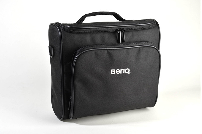 Die elegante Tragetasche schützt den Benq W1500 zuverlässig, wenn er mal transportiert werden muss. Foto: Michael B. Rehders