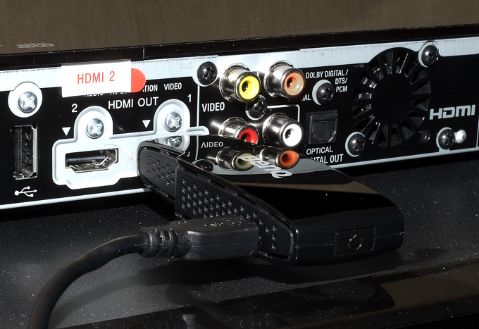 Der WHDI-Dongle wird noch an den Blu-ray-Player angeschlossen, ebenso kann der WHDI-Dongle aber auch in den HDMI-Ausgang des AV-Receivers gesteckt werden – und das war es schon. Mehr muss nicht gemacht werden. In beiden Fällen gelingt eine stabile Signalübertragung zum Projektor. Foto: Michael B. Rehders