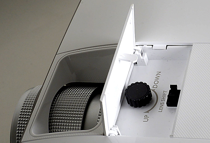 Der Lens-Shift kann an einem kleinen Drehrad eingestellt werden, das sich unter einer Klappe hinter den Zoom/Fokusreglern verbirgt. Nach der Arretierung verstellt es sich nicht mehr. Foto: Michael B. Rehders