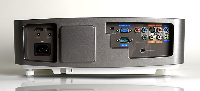 Der Benq W1500 verfügt u.a. über S-Video-, Video-, Componenten-Eingänge und 2 HDMI-Eingänge. Wer seinen alten Projektor gegen den W1500 austauschen möchte, kann das bereits vorhandene HDMI-Kabel problemlos weiter nutzen. Foto: Michael B. Rehders