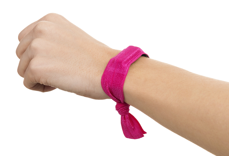 Flexibler Schutz mit Ribbon Wristband Mit dem Ribbon Wristband kann das Fitness-Messgerät direkt am Handgelenk getragen und je nach Outfit farblich angepasst werden. Die Messgeräte wie Fitbit Flex, Fitbit One oder Sony Smartband, lassen sich bequem in der kleinen Einschubtasche oberhalb des Armbands tragen. Das Ribbon Wristband ist im Doppelpack in den Farbkombinationen Schwarz/Pink und Silber/Lila für 19.99€ (UVP) ab sofort im Griffin-Store vorbestellbar und ab Mitte Juli im Handel erhältlich.