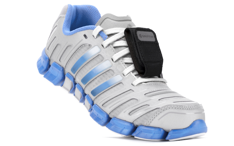 Weitläufiger Schutz mit Shoe Pouch Shoe Pouch ist die sichere und komfortable Lösung für all diejenigen, die ohne Geräte an den Armen aktiv sein möchten. Die extra leichte Hülle mit Velcro-Lasche schützt zuverlässig den Bildschirm des Geräts und wird mit einer Schlaufe an den Schnürsenkeln befestigt oder durch die Lasche am hinteren Teil der Hülle direkt an den Schuh geschnürt. Die Shoe-Pouch-Hülle ist ab sofort für die Geräte Fitbit Zip/Flex/One, Misfit Shine, Sony Smartband und Nike etc. für 14.99€ (UVP) im Griffin-Store vorbestellbar und ab
Mitte Juli im Handel erhältlich.