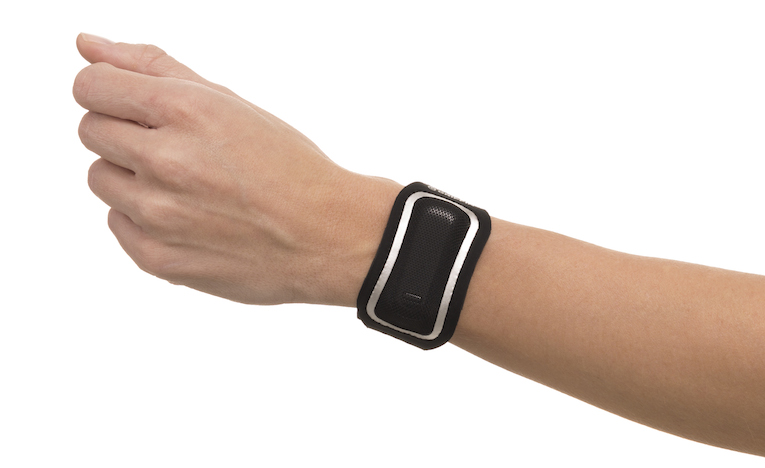 Vielseitiger Schutz mit Sleep Sport Band Sleep Sport Band ist das ideale Accessoire für Aktivitäts- und Schlaftracker. Das Messgerät ist in einer Einschubtasche bestens geschützt und das weiche, dehnbare Lycra-Material sorgt für maximalen Tragekomfort. Sleep Sport Band kann sowohl am Unter- als auch am Oberarm getragen werden. Mit dem universalen Design ist das Band mit vielen Messgeräten wie Fitbit Zip/Flex/One, Misfit Shine, Sony Smartband etc. kompatibel. Reflektierende Leuchtstreifen sorgen für maximale Sicherheit auch in der Dunkelheit. Sleep Sport Band ist für 19.99€ (UVP) ab sofort im Griffin-Store vorbestellbar und ab Mitte Juli im Handel erhältlich.