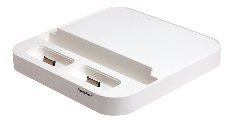 Die Lade-Station kann zugleich 4 angeschlossene Geräte in kurzer Zeit mit Strom versorgen. Sie verfügt neben den beiden Docks für iDevices zusätzlich über 2 USB Stromanschlüsse auf der Rückseite - einen 2 Amper Schnell-Ladeport für Tablets und iPads sowie einen 1 Amper Ladeport für weitere Smartphones.