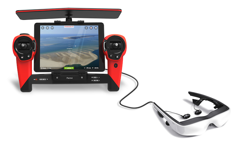 Das steuernde Smartphone oder Tablet ist auf einem Bord befestigt, welches mit den meisten, auf dem Markt verfügbaren Tablets kompatibel ist. Der Pilot übernimmt die Steuerung der Drohne via zwei Joysticks.