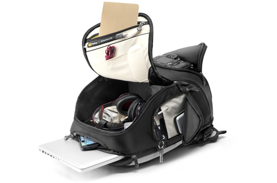 Der Boa flow, graphite bietet Platz für ein bis zu 15 Zoll großes MacBook oder Laptop, eine DSLR-Kamera, Kopfhörer, ein iPad sowie für Dokumente, Kabel und weiteres Zubehör.