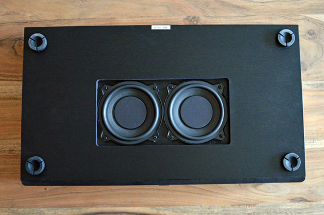 Im Boden des Sounddecks sorgt ein 13-cm-Downfire-Subwoofertreiber mit 13-cm-Passivradiator für das richtige Tieftonfundament.