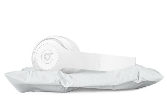 Der komplett mattweiße Kopfhörer Beats Studio verzichtet auf die gewohnten Farbakzente und Logos.