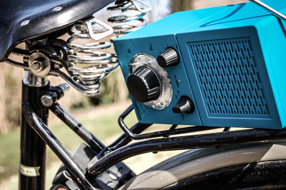 Das tragbare Radio P2501 ist der ideale Strand-Begleiter und Outdoor-Spezialist.