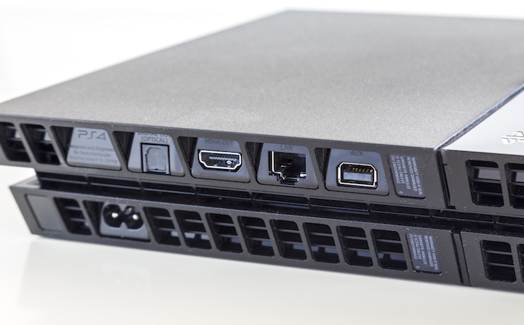 Für eine Konsole ist die PS4 sehr gut ausgestattet. So lässt sich die Playstation sowohl wie WLAN, als auch per Kabelverbindung ins Netz einbinden. Ausgangstechnisch stehen ein HDMI, ein optisch digitaler sowie ein Audio-Analogausgang zu Verfügung.