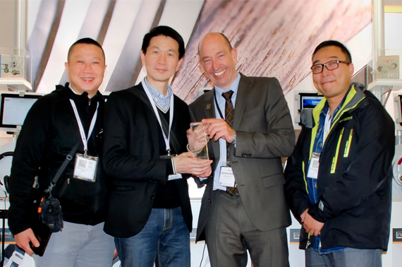 Ultrasone-COO Michael Zirkel (2. von rechts) überreicht den ‚Distributor Of The Year’-Award an Richard Cheong (links), Dr. Alpha Chan (2. von links) und Wilson Lau (rechts) von ECT Eichi Technology.