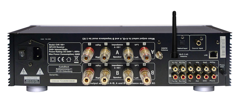 Das Anschlussfeld des CVR 100+ lässt keine Wünsche offen. Neben hochwertigen Lautsprecherklemmen, finden sich hier zwei digitale und vier analoge Eingänge und ein Ethernet-Port wieder. Sämtliche Beschriftungen sind zudem doppelt vorhanden, was den Installationsvorgang auch in schwer zugänglichen Installationen deutlich erleichtert.