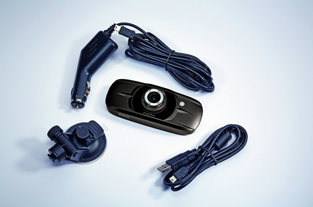 Im Lieferumfang sind neben der Dashcam ein Saugnapf zur Befestigung sowie ein USB-Kabel und der 12-V-Autoadapter enthalten.