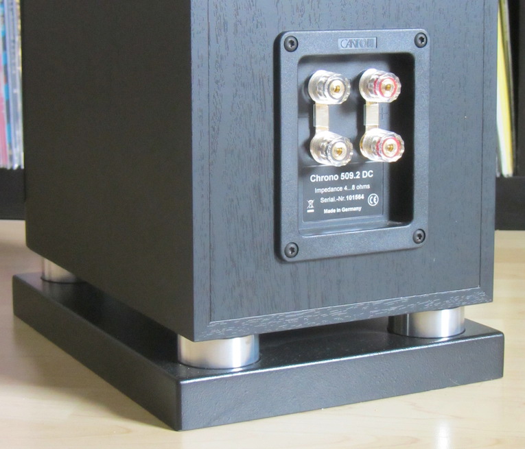 Das grosszügig dimensionierte Anschlussfeld der Chrono 509.2 DC ist für den Bi-Wire-/Bi-Amping-Betrieg vorbereitet und nimmt auch Kabel grösseren Querschnitts locker auf.