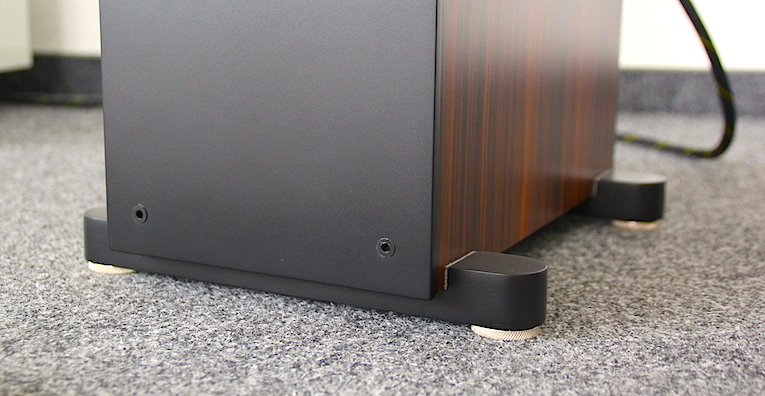Optisch schön wie praktisch: Die höhenverstellbaren Traversenfüsse gehören zum Lieferumfang und gewähren der der nuBox 513 auf jedem Untergrund einen festen Stand.