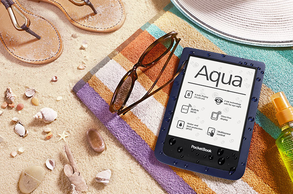 Mit dem wasser- und staubgeschützten E-Book Reader PocketBook Aqua kann am Pool oder am Strand sorgenfrei gelesen werden.