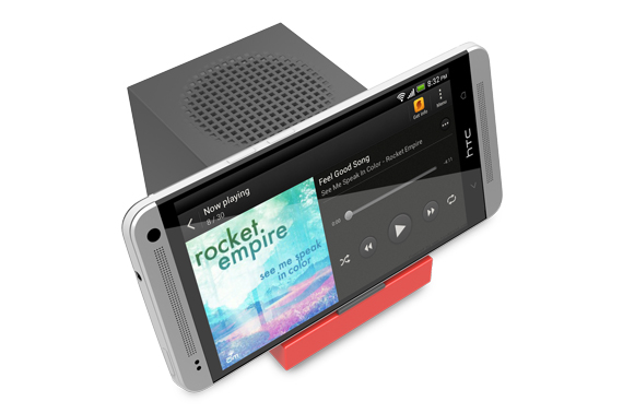 In Kombination mit Geräten wie dem HTC BoomBass dient das Smartphone auch zuhause als Musikquelle.