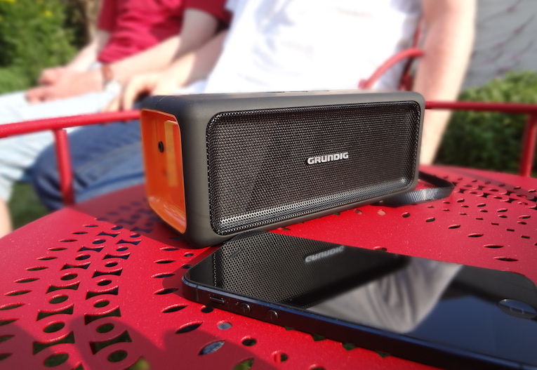 Mit dem eingebauten Passiv- Schallwandler zur Verstärkung der tiefen Frequenzen legt er mittels Audio-Streaming noch mehr Bässe in den Sound von Smartphone, Tablet oder PC.