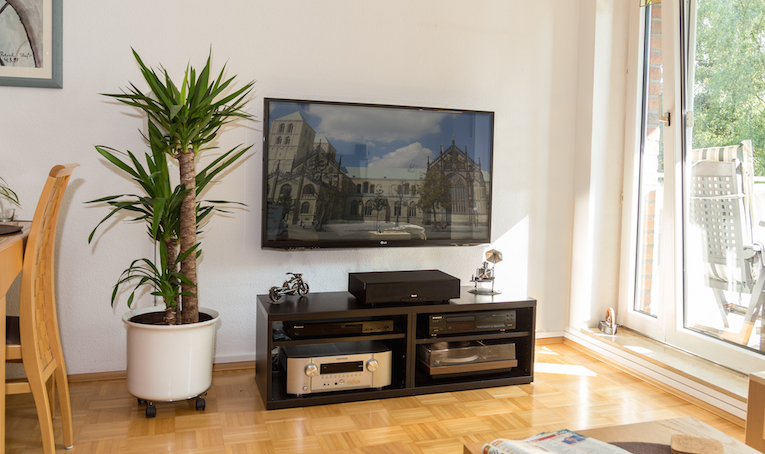 Kompakt, unauffällig klangstark. Magnats Sounddeck 200 erweist sich in unserem fest als Ideallösung für Filmfreunde, die die keinen Platz für ausgewachsene 5.1-Systeme haben.
