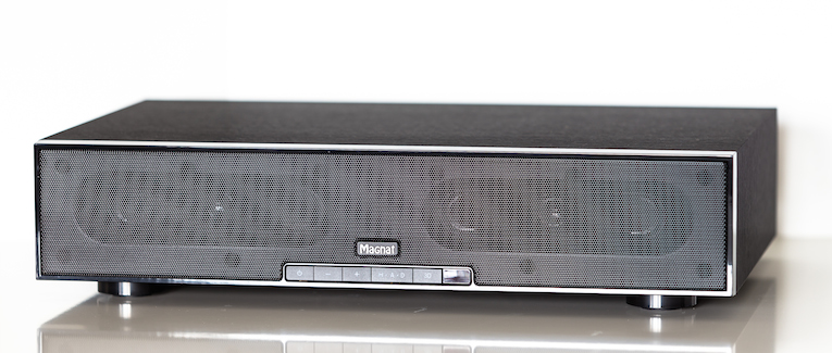 Mit seiner Baujähe von gerade einmal 10 Zentimetern lässt sich Magnets Sounddeck 200 unauffällig in oder auf nahezu jedem TV-Schrank, Regal oder Lowboard unterbringen.