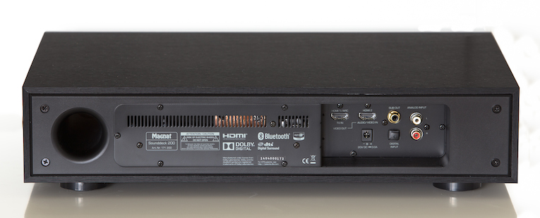 Über das rückseitig eingelassene Bassreflexport erzeugt die 200er einen etwas voluminöseren Bass. Aber Vorsicht: stellen Sie das Sounddeck nicht zu nah an die Rückwand.