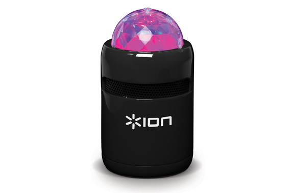 Auch der kompakte Bluetooth-Lautsprecher ION AUDIO Party Starter verfügt über eine farbenfrohe Beleuchtung, die jeden Ort zur angesagten Party-Location macht.