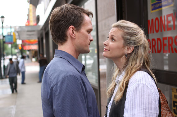 Nachdem Samantha ihren Mann Jeff überredet, sich als erfolgreicher Schriftsteller auszugeben, steht die Tür zur Upper East Side Society plötzlich offen.