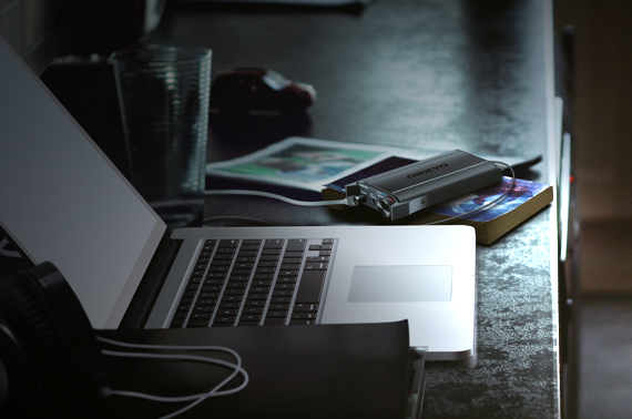 Mit dem DAC-HA200 stellt Onkyo den weltweit ersten tragbaren Kopfhörer-DAC/-Verstärker für die direktdigitale Verbindung zu iOS- und Android-Geräten vor.