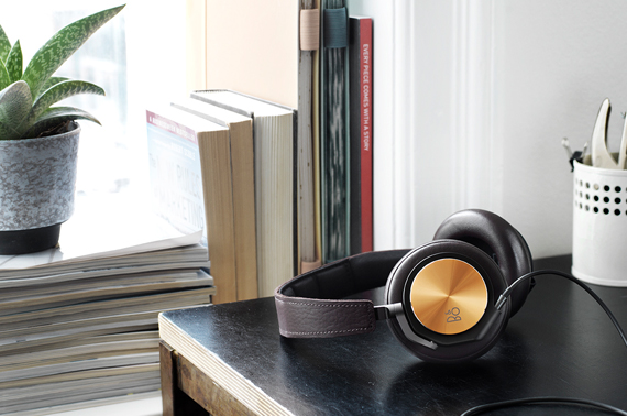 Mit drei aufregenden Farbkombinationen setzt der beliebte Kopfhörer BeoPlay H6 diesen Herbst neue Akzente.