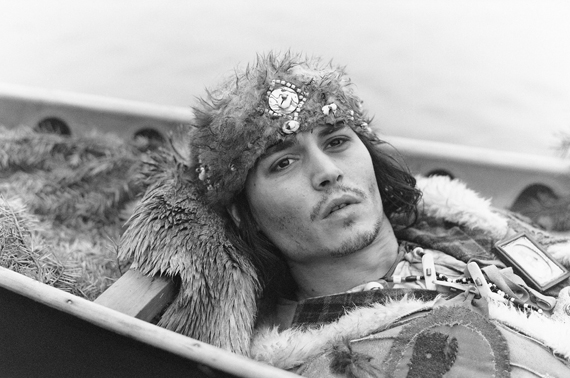 Der junge Johnny Depp muss sich im Western "Dead Man" als Buchhalter gegen Kopfgeldjäger zur Wehr setzen.