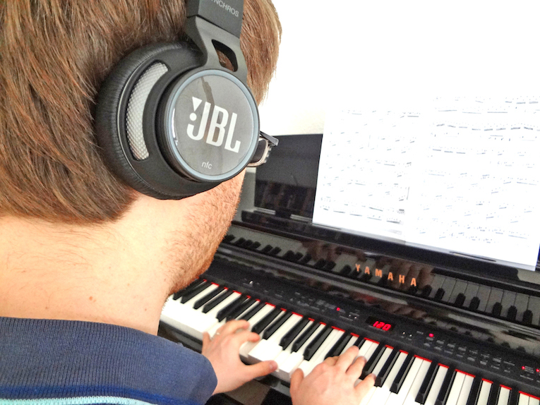 Der JBL Synchros S400BT eignet sich gut für die Wiedergabe klassischer Musik. Hier wird er mit einem Bluetooth-fähigen E-Piano genutzt.