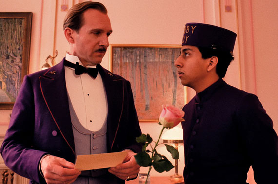 Grand Budapest Hotel erzählt die Abenteuer von Concierge Gustave H. (Ralph Fiennes, l.) und Hotelpage Zero Moustafa (Tony Revolori).