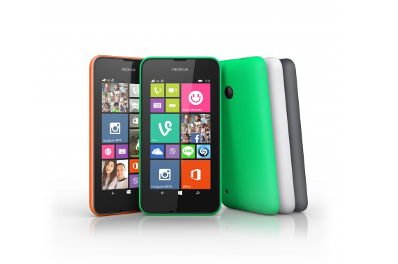 Das Lumia 530 ist in Orange, Grün und Weiß erhältlich, jede Variante hat zudem ein Wechselcover in der Farbe Dark Grey dabei.