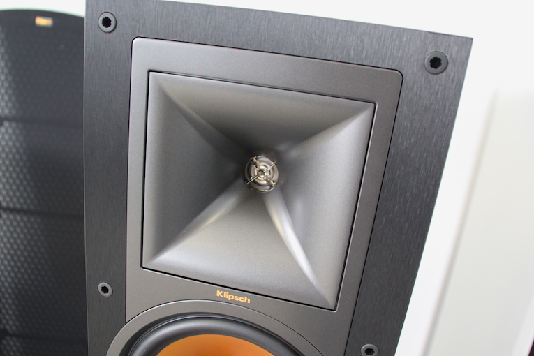 Vielversprechend: Die Standbox R-28F ist mit einem Tractrix-Horn mit einer Seitenlänge von 145 Millimetern ausgestattet.