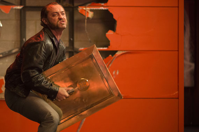 Tresorknacker Dom Hemingway (Jude Law) hat nach zwölf Jahren im Knast einiges nachzuholen. (© 20th Century Fox)