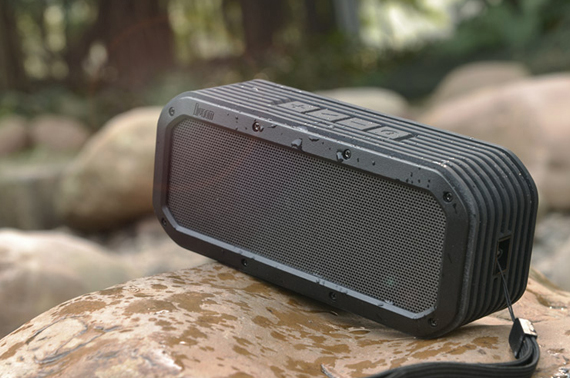 Der Voombox Outdoor ist durch ein starkes Metallgehäuse und eine elastische und robuste Silikonhülle geschützt.