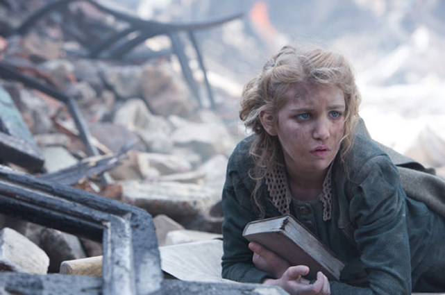 Für die kleine Liesel sind Bücher der einzige Weg, die verstörenden Ereignisse des Zweiten Weltkrieges zu ertragen.