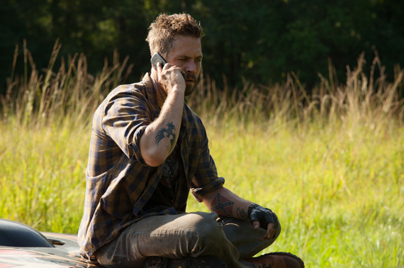Mit seinem Kumpel Randy will Meth-Junkie Raw Dog (Paul Walker) den eigenen Dealer ausnehmen - nicht die einzige verrückte Geschichte in Gangster Chronicles!