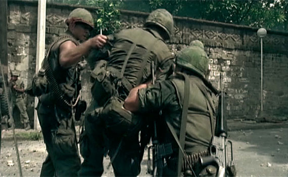 Die DVD-Box "World at War" bietet über neun Stunden Videomaterial vom 2. Weltkrieg, über die Grauen die Vietnamkrieges bis zu den aktuellen Kriegsschauplätzen in Afghanistan. (© EuroVideo)