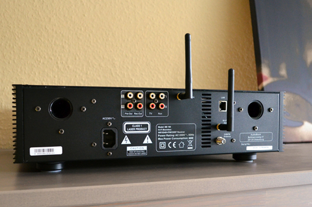 Auf der Rückseite gibt es zusätzlich Cinch-Ausgänge für ein Aufnahmegerät und einen weiteren Verstärker sowie Cinch-Eingänge für ein externes Gerät und einen Fernseher. Außerdem steht ein LAN-Anschluss zur Verfügung, falls die Drahtlos-Variante nicht gewünscht ist.